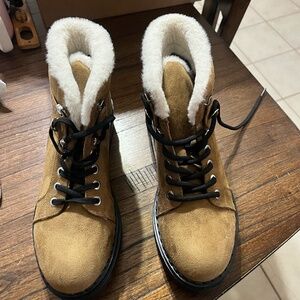 American Eagle faux fur lace-up ankle boots Size 8 tan/brown lug sole NEW